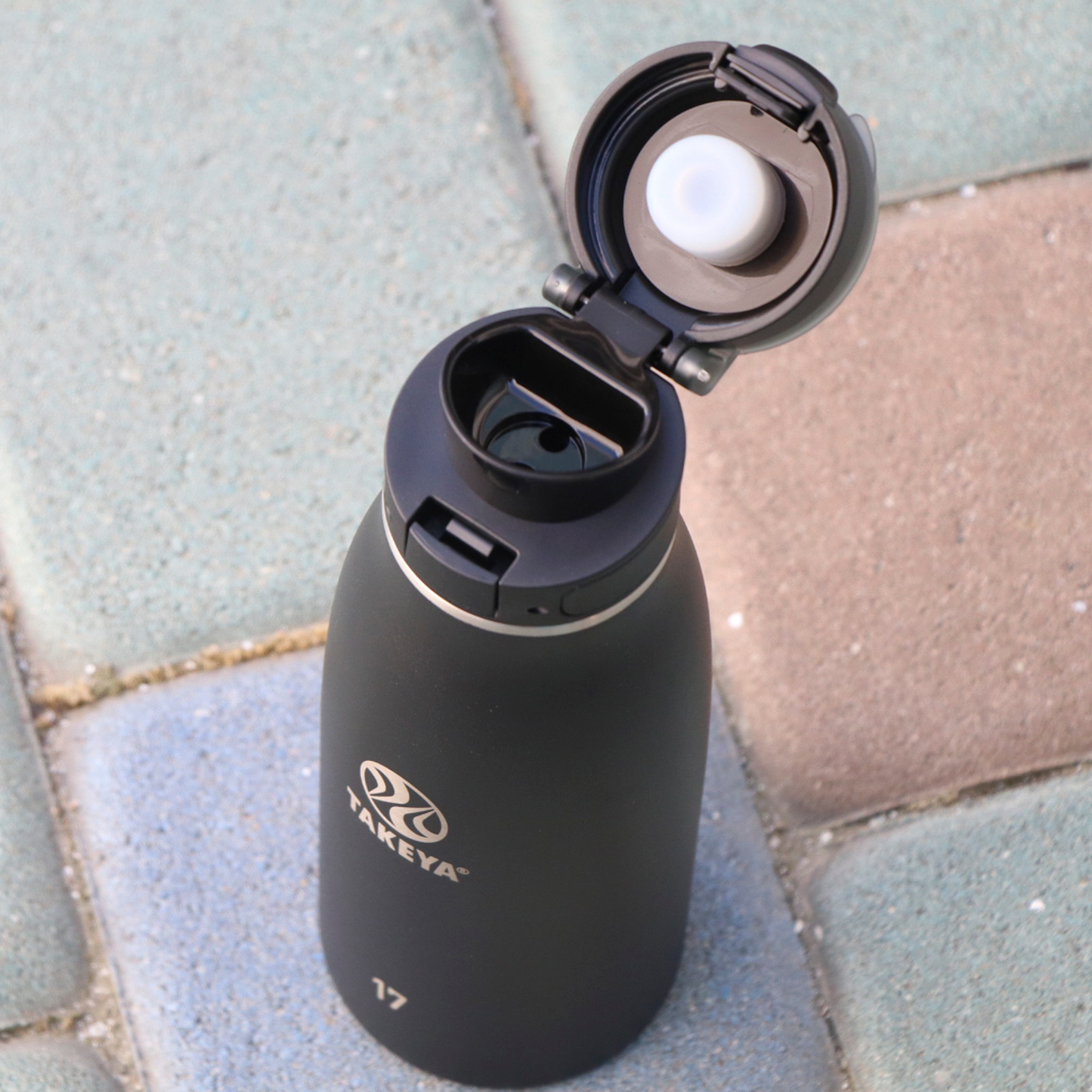 traveler-fliplocktm-lid-i5 96076-R-TravelerLid-Lifestyle-Onyx.png